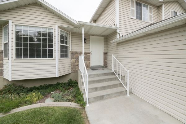 Cost of White Vinyl Siding Replacement in Parker